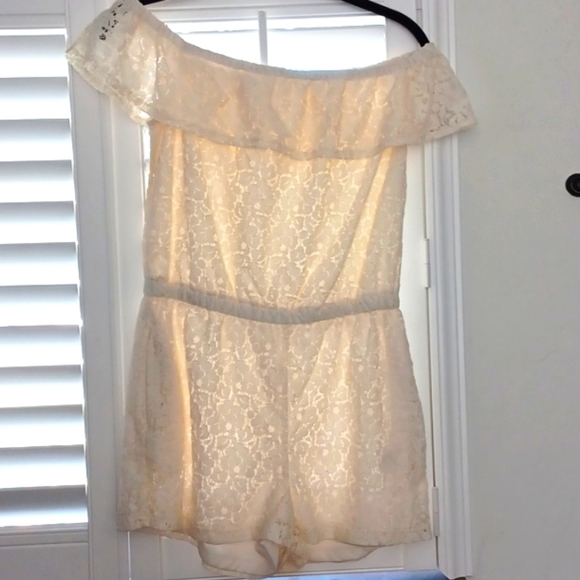 BONGO LACE RUFFLED ON or OFF THE SHOULDER GORGEOUS LINED ROMPER SZ M - Picture 1 of 12